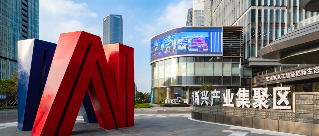 习近平总书记调研上海“模速空间”，无问芯穹首席执行官夏立雪向总书记作重点汇报
